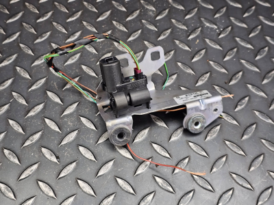 BMW 3 Series, 5 Series Rear tailgate window lock motor