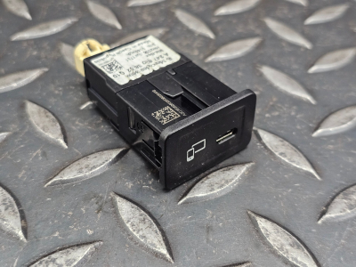 Mercedes-Benz A-Class, B-Class, CLA, GLB Multimedia Interface Usb-c Port