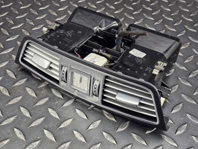 Mercedes-Benz E-Class Dashboard Center Air Vent
